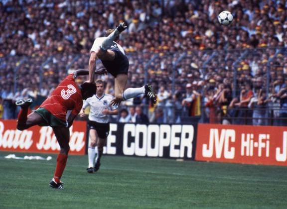 14.06.84 Portugal - Deutschland Frankreich, Straßburg, 14.06.1984, Fussball, UEFA EM Europameisterschaft 1992 in Frankreich, Portugal - DFB Deutschland (0:0): v.l. Jordao (Portugal), Karlheinz Förster (Deutschland).