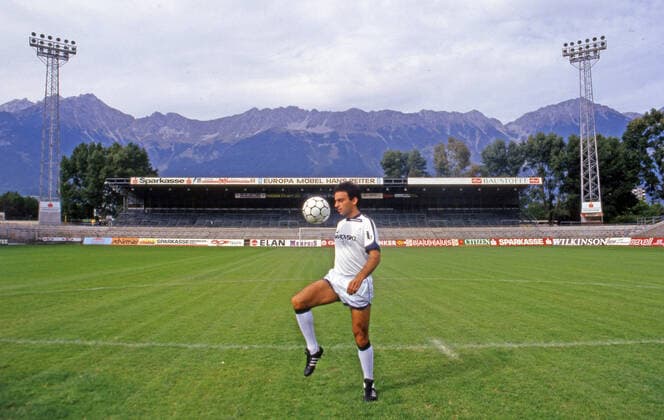 24.09.86 FC Swarovski Tirol Hansi Müller Österreich, Innsbruck, 24.09.1986, Fussball, Bundesliga, FC Swarovski Tirol: Hansi Müller jongliert mit dem Ball im Tivoli Stadion. *** 24 09 86 FC Swarovski Tirol Hansi Müller Austria, Innsbruck, 24 09 1986, Football, Bundesliga, FC Swarovski Tirol Hansi Müller juggling the ball at Tivoli Stadium