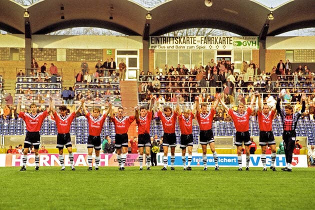 Aus 2. BL Saison 1995 1996 Hannover 96 (Rot) gegen den 1. FC NâˆöÂºrnberg 2:2 am 29.04.1996 im Niedersachsenstadion. Im Foto: Han96 Spieler sind: v.li.: Steffen Menze_Majak Slawomir_Kreso Kovacec_Uwe Schneider_Reinhold Daschner_Marco Dehne_Andreas Winkler_Jâˆöâˆ‚rg-Uwe KlâˆöÂºtz_Carsten Linke_Roger Prinzen sowie Kpt. und TW Carsten Eisenmenger. *** From 2 BL season 1995 1996 Hannover 96 red against 1 FC NâˆöÂºrnberg 2 2 on 29 04 1996 in Niedersachsenstadion In the photo Han96 players are v li Steffen Menze Majak Slawomir Kreso Kovacec Uwe Schneider Reinhold Daschner Marco Dehne Andreas Winkler Jâˆöâˆrg Uwe KlâˆöÂºtz Carsten Linke Roger Prinzen as well as Kpt and TW Carsten Eisenmenger.