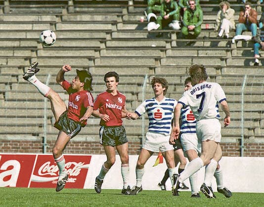 Aus 2. BL Saison 1989 1990 Hannover96 (Rot) gegen den MSV Duisburg 2:2 am 07.04.1990 im Niedersachsenstadion. Im Foto: Han96 Spieler sind li. Hakan Bicici und Maximilian Heidenreich *** From 2 BL season 1989 1990 Hannover96 red against MSV Duisburg 2 2 on 07 04 1990 in the Niedersachsenstadion In the photo Han96 players are left Hakan Bicici and Maximilian Heidenreich