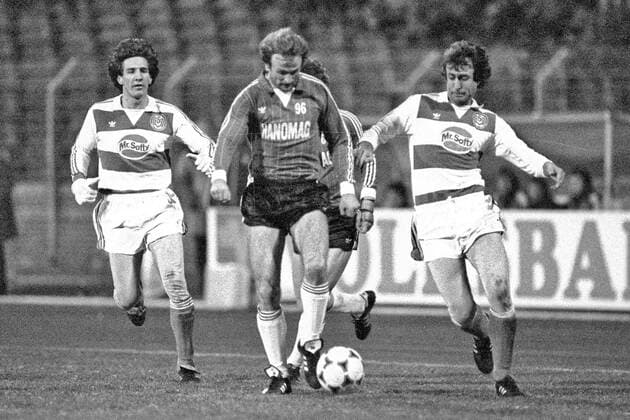 Aus 2. BL Saison 1983 1984 Hannover 96 gegen MSV Duisburg 0:2 am 03.12.1983 im Niedersachsenstadion. Im Foto: Am Ball Han96 Spieler Marek Pieta egen Kees Bregmann. *** From 2 BL season 1983 1984 Hannover 96 against MSV Duisburg 0 2 on 03 12 1983 in the Niedersachsenstadion In the photo On the ball Han96 player Marek Pieta egen Kees Bregmann