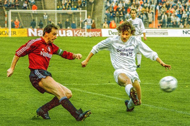 Karsten Surmann li. von Hannover 96 hat gegen Hans-Jürgen Bargfrede abgezogen. Aus 1. BL Saison 1988 1989 Hannover 96 gegen St. Pauli Hbg. 2:2 am 29.10.1988 im Niedersachsenstadion. *** Karsten Surmann li of Hannover 96 has taken off against Hans Jürgen Bargfrede From 1 BL season 1988 1989 Hannover 96 against St Pauli Hbg 2 2 on 29 10 1988 in Niedersachsenstadion