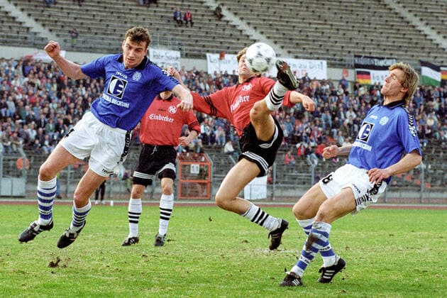 Aus 2. BL Saison 1995 1996 Hannover 96 (Rot) gegen den SV Meppen 1:0 am 16.04.1996 im Niedersachsenstadion. Im Foto: Am Ball Han96 Spieler Marco Dehne mit SeitfallrâˆöÂºckzieher gegen Thomas Kluge li. und Markus von Ahlen 28 re. *** From 2 BL season 1995 1996 Hannover 96 red against SV Meppen 1 0 on 16 04 1996 in the Niedersachsenstadion In the photo On the ball Han96 player Marco Dehne with side fall râˆöÂºckzieher against Thomas Kluge li and Markus von Ahlen 28 re