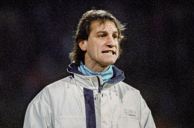Aus 2. BL in der Saison 19901991 Hannover 96 (Rot) gegen den 1. FSV Mainz 05 3:1 am 16.12.1990 im Niedersachsenstadion. Im Foto: Han96 Trainer Michael Lorkowski. *** From 2 BL in the season 19901991 Hannover 96 red against the 1 FSV Mainz 05 3 1 on 16 12 1990 in the Niedersachsenstadion In the photo Han96 coach Michael Lorkowski