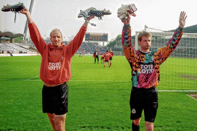 Aus 2. BL Saison 1994 1995 Hannover 96 (Rot) gegen den 1. FSV Mainz 05 2:0 am 29.04.1995 im Niedersachsenstadion. Im Foto: Gewonnen. Han96 Spieler sind li. Roger Prinzen und TW Jâˆöâˆ‚rg Sievers. *** From 2 BL season 1994 1995 Hannover 96 red against 1 FSV Mainz 05 2 0 on 29 04 1995 in Niedersachsenstadion In photo Won Han96 players are li Roger Prinzen and TW Jâˆöâˆrg Sievers