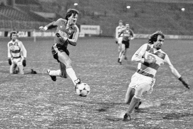 Aus 2. BL Saison 1983 1984 Hannover 96 gegen MSV Duisburg 0:2 am 03.12.1983 im Niedersachsenstadion. Im Foto: Am Ball Han96 Spieler Ralf Auâˆöüem. *** From 2 BL season 1983 1984 Hannover 96 against MSV Duisburg 0 2 on 03 12 1983 in the Niedersachsenstadion In the photo On the ball Han96 player Ralf Auâˆöüem