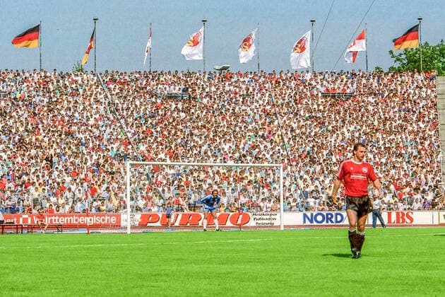 Aus 1. BL Saison 1987 88 Hannover 96 - Karlsruher SC 3:2 am 22.08.1987 im Niedersachsenstadion in Hannover . Im Foto: Han96 Spieler Karsten Surmann und 96 TW Ralf Raps *** From 1 BL season 1987 88 Hannover 96 Karlsruher SC 3 2 on 22 08 1987 in the Niedersachsenstadion in Hannover In the photo Han96 player Karsten Surmann and 96 TW Ralf Raps