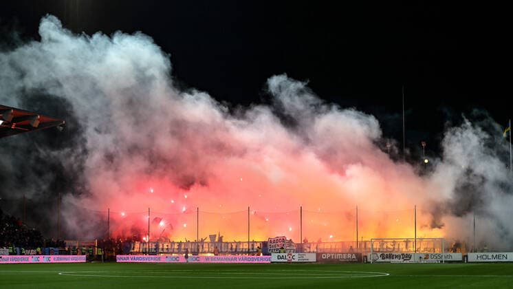 Sport Themen der Woche KW47 Sport Bilder des Tages 211122 Bengaler pa Djurgardens staplatsläktare under fotbollsmatchen i Allsvenskan mellan IFK Norrköping och Djurgarden den 22 november 2021 i Norrköping. *** 211122 Bengals on Djurgardens staple stand during the football match in the Allsvenskan between IFK Norrköping and Djurgarden on 22 November 2021 in Norrköping,  Copyright: PETERxHOLGERSSON BB211122PH067
