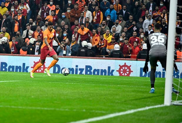 Fußball, Galatasaray Istanbul - Fenerbahce Istanbul Patrick van Aanholt of Galatasaray and Goalkeeper Berke Ozer of Fenerbahce during the Turkish super league big derby match between Galatasaray and Fenerbahce at NEF stadium in Istanbul , Turkey on November 21, 2021. 