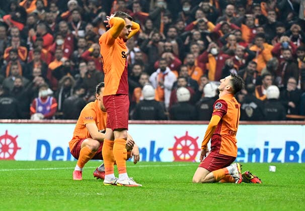 Fußball, Galatasaray Istanbul - Fenerbahce Istanbul Alexandru Cicaldau (L) and Kerem Akturkoglu (R) of Galatasaray during the Turkish super league big derby match between Galatasaray and Fenerbahce at NEF stadium in Istanbul , Turkey on November 21, 2021. 