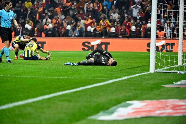 Fußball, Galatasaray Istanbul - Fenerbahce Istanbul Ferdi Kadioglu and Goalkeeper Berke Ozer of Fenerbahce during the Turkish super league big derby match between Galatasaray and Fenerbahce at NEF stadium in Istanbul , Turkey on November 21, 2021. 