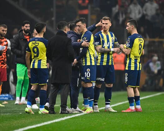 Fußball, Galatasaray Istanbul - Fenerbahce Istanbul Coach Vitor Pereira, Mesut Ozil , Serdar Aziz and Mert Hakan Yandas of Fenerbahce during the Turkish super league big derby match between Galatasaray and Fenerbahce at NEF stadium in Istanbul , Turkey on November 21, 2021. 