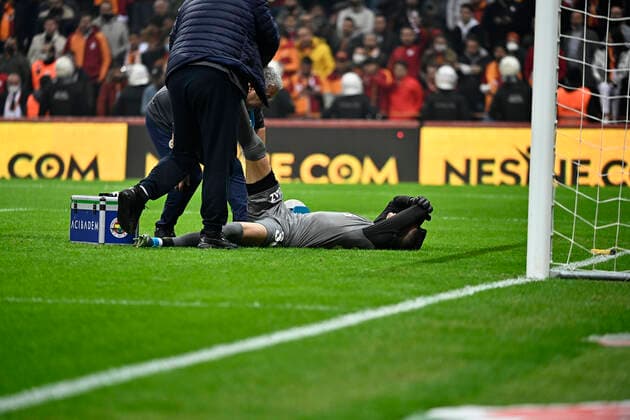 Fußball, Galatasaray Istanbul - Fenerbahce Istanbul Goalkeeper Berke Ozer of Fenerbahce during the Turkish super league big derby match between Galatasaray and Fenerbahce at NEF stadium in Istanbul , Turkey on November 21, 2021. 