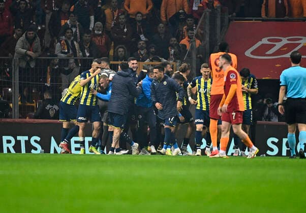 Fußball, Galatasaray Istanbul - Fenerbahce Istanbul Fenerbahce players celebrates for Miguel Crespo s goal during the Turkish super league big derby match between Galatasaray and Fenerbahce at NEF stadium in Istanbul , Turkey on November 21, 2021. 