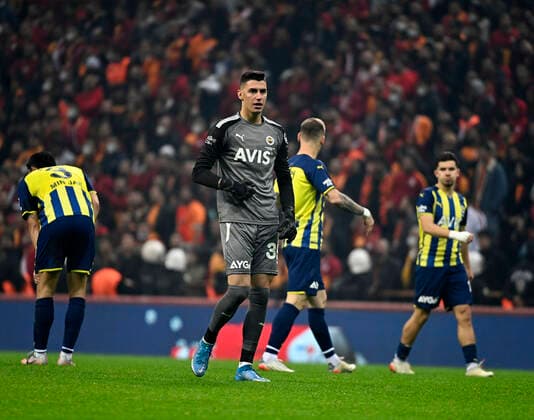 Fußball, Galatasaray Istanbul - Fenerbahce Istanbul Goalkeeper Berke Ozer of Fenerbahce during the Turkish super league big derby match between Galatasaray and Fenerbahce at NEF stadium in Istanbul , Turkey on November 21, 2021. 
