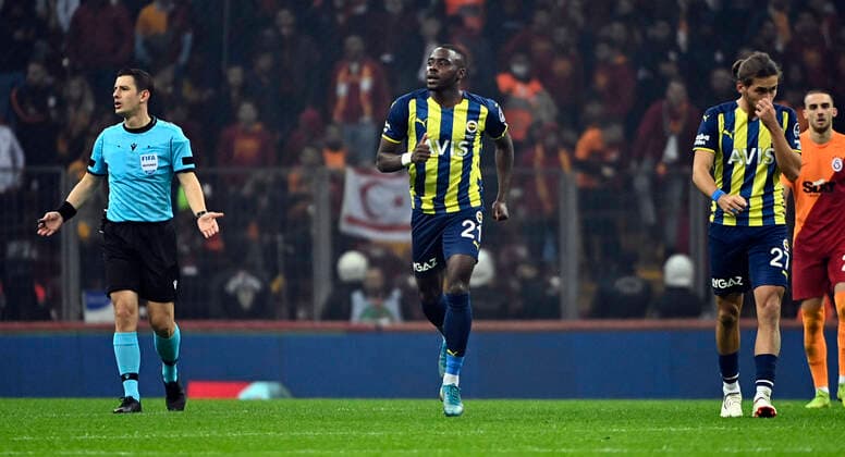 Fußball, Galatasaray Istanbul - Fenerbahce Istanbul Referee Halil Umut Meler and Miguel Crespo (R) , Bright Osayi-Samuel (L) of Fenerbahce during the Turkish super league big derby match between Galatasaray and Fenerbahce at NEF stadium in Istanbul , Turkey on November 21, 2021. 