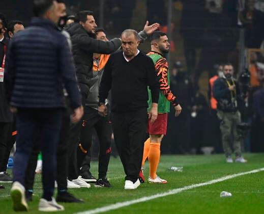 Fußball, Galatasaray Istanbul - Fenerbahce Istanbul Coach Fatih Terim and Omer Bayram of Galatasaray during the Turkish super league big derby match between Galatasaray and Fenerbahce at NEF stadium in Istanbul , Turkey on November 21, 2021. 