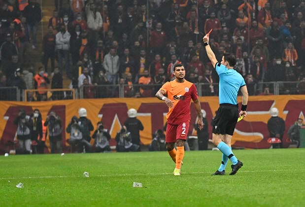Fußball, Galatasaray Istanbul - Fenerbahce Istanbul Referee Halil Umut Meler show red card to Coach Fatih Terim of Galatasaray during the Turkish super league big derby match between Galatasaray and Fenerbahce at NEF stadium in Istanbul , Turkey on November 21, 2021. 
