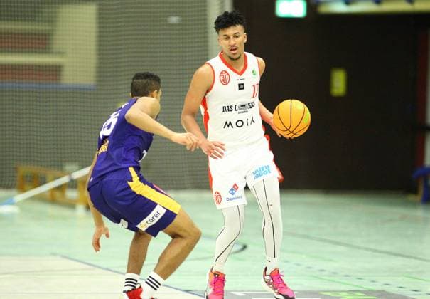 Basketball, ProB BARMER 2. Basketball Bundesliga, ProB Nord, Neunter Spieltag, ETV Hamburg - EN Baskets Schwelm (90:105). LEONARDO CONZANE (Schwelm, l.), Mubarak Salami. Wandsbek Hamburg