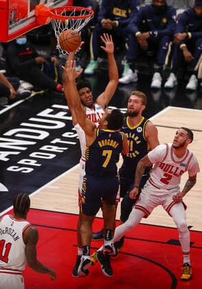 CHICAGO, IL - NOVEMBER 22: Indiana Pacers Guard Malcolm Brogdon (7) attempts a layup during a NBA, Basketball Herren, USA game between the Indiana Pacers and the Chicago Bulls on November 22, 2021 at the United Center in Chicago, IL. (Photo by Melissa Tamez Icon Sportswire) NBA: NOV 22 Pacers at Bulls Icon211122006