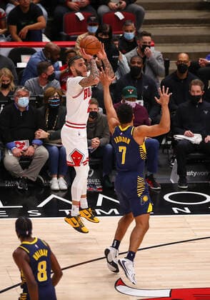 CHICAGO, IL - NOVEMBER 22: Chicago Bulls Guard Lonzo Ball (2) takes a jump shot during a NBA, Basketball Herren, USA game between the Indiana Pacers and the Chicago Bulls on November 22, 2021 at the United Center in Chicago, IL. (Photo by Melissa Tamez Icon Sportswire) NBA: NOV 22 Pacers at Bulls Icon211122007