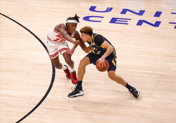 CHICAGO, IL - NOVEMBER 22:Chicago Bulls Guard Ayo Dosunmu (12) guards Indiana Pacers Forward Chris Duarte (3) during a NBA, Basketball Herren, USA game between the Indiana Pacers and the Chicago Bulls on November 22, 2021 at the United Center in Chicago, IL. (Photo by Melissa Tamez Icon Sportswire) NBA: NOV 22 Pacers at Bulls Icon211122008
