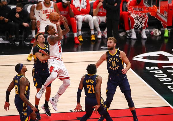 CHICAGO, IL - NOVEMBER 22: Chicago Bulls Forward DeMar DeRozan (11) takes a jump shot during a NBA, Basketball Herren, USA game between the Indiana Pacers and the Chicago Bulls on November 22, 2021 at the United Center in Chicago, IL. (Photo by Melissa Tamez Icon Sportswire) NBA: NOV 22 Pacers at Bulls Icon211122014