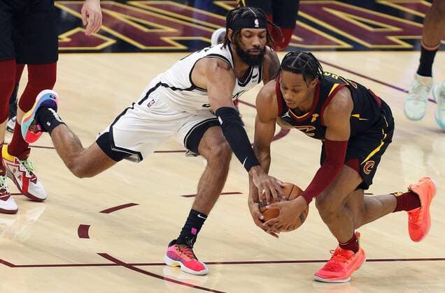 Sport Bilder des Tages Isaac Okoro (R) of the Cleveland Cavaliers and DeAndre Bembry (L) of the Brooklyn Nets go after a loose ball during the first half of the NBA, Basketball Herren, USA game between the Cleveland Cavaliers and the Brooklyn Nets at Rocket Mortgage Fieldhouse in Cleveland, Ohio, USA, 22 November 2021. Brooklyn Nets at Cleveland Cavaliers !ACHTUNG: NUR REDAKTIONELLE NUTZUNG!  Copyright: xDAVIDxMAXWELLx AME9738 20211123-3c50cbaa50223ebe4dde00cc4c63207f6fe4d01b