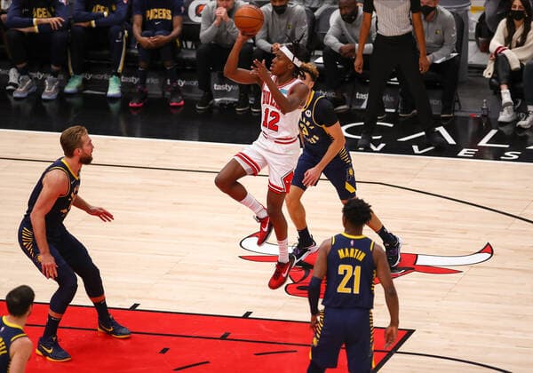 CHICAGO, IL - NOVEMBER 22: Chicago Bulls Guard Ayo Dosunmu (12) takes a shot during a NBA, Basketball Herren, USA game between the Indiana Pacers and the Chicago Bulls on November 22, 2021 at the United Center in Chicago, IL. (Photo by Melissa Tamez Icon Sportswire) NBA: NOV 22 Pacers at Bulls Icon211122029