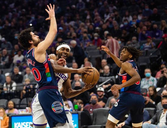 November 22, 2021, Sacramento, CA, USA: Sacramento Kings forward Maurice Harkless (8) tries to shoot around Philadelphia 76ers guard Furkan Korkmaz (30) during a game at the Golden 1 Center on Monday, November 22, 2021, in Sacramento. Sacramento USA - ZUMAj89_ 0142636216st Copyright: xPaulxKitagakixJr.x