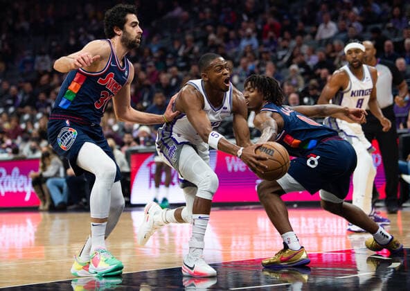 November 22, 2021, Sacramento, CA, USA: Sacramento Kings guard De Aaron Fox (5) drives against Philadelphia 76ers guard Furkan Korkmaz (30) and Philadelphia 76ers guard Tyrese Maxey (0) during a game at the Golden 1 Center on Monday, November 22, 2021, in Sacramento. Sacramento USA - ZUMAj89_ 0142636230st Copyright: xPaulxKitagakixJr.x