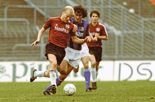 Aus 2. BL Saison 1990 1991 Hannover 96 gegen den 1. FC SaarbrâˆöÂºcken 1:1 am 16.03.1991 im Niedersachsenstadion. Im Foto: Am Ball Han96 Spieler Bernd Heemsoth li - hinten Niclas Weiland von 96. *** From 2 BL season 1990 1991 Hannover 96 against the 1 FC SaarbrâˆöÂºcken 1 1 on 16 03 1991 in the Niedersachsenstadion In the photo On the ball Han96 player Bernd Heemsoth left behind Niclas Weiland of 96