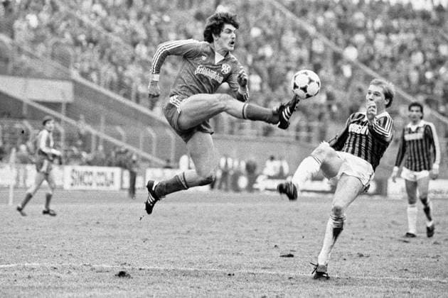 Aus 2.BL Saison 1984 1985 Hannover 96 (dunkle Hose) gegen den 1. FC Saarbrücken 3:1 am 09.03.1985 im Niedersachsenstadion. Han96 Spieler ist Bastian Hellberg li. *** From 2 BL season 1984 1985 Hannover 96 dark pants against 1 FC Saarbrücken 3 1 on 09 03 1985 in Niedersachsenstadion Han96 player is Bastian Hellberg li