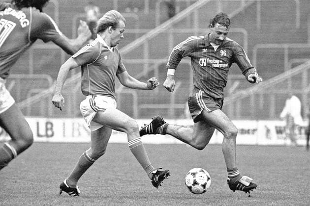 Aus 2.BL Hannover 96 (dunkle Hose) gegen den SC Freiburg 1:1 am 26.05.1984 im Niedersachsenstadion. Im Foto: re. ist Han96 Spieler Bernd Thiele *** From 2 BL Hannover 96 dark trousers against SC Freiburg 1 1 on 26 05 1984 in the Niedersachsenstadion In the photo right is Han96 player Bernd Thiele