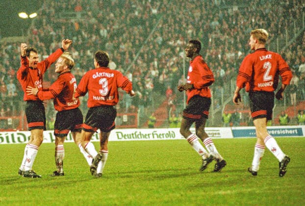 Aus Hannover 96 gegen SF Ricklingen 4-0 am 10.03.1997. Frank Germann soeben zum 4-0. Es gratulieren Jens Rasijewsk 5_Harald Gaertner 3_Otto Addo 10 und Carsten Linke 2i. *** From Hannover 96 against SF Ricklingen 4 0 on 10 03 1997 Frank Germann just 4 0 Congratulations Jens Rasijewsk 5 Harald Gaertner 3 Otto Addo 10 and Carsten Linke 2i