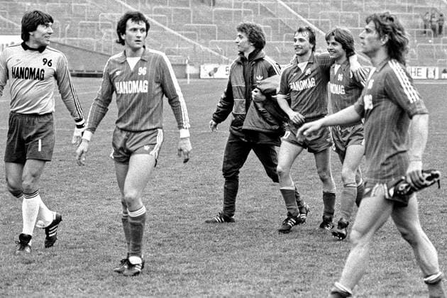 Aus 2. BL Saison 1982 1983 Hannover 96 (in adidas) gegen Union Solingen 3:1 am 09.04.1983 im Niedersachsenstadion. Im Foto: Freude bei Han96 Spieler nach Sieg. V.l.: TW JâˆöÂºrgen Rynio_Ralf Aussem_Detlef Henies_Karsten Surmann_Andre Frercks und Heinz-Joahim Goll. *** From 2 BL season 1982 1983 Hannover 96 in adidas against Union Solingen 3 1 on 09 04 1983 in the Niedersachsenstadion In the photo joy at Han96 players after victory V l TW JâˆöÂºrgen Rynio Ralf Aussem Detlef Henies Karsten Surmann Andre Frercks and Heinz Joahim Goll
