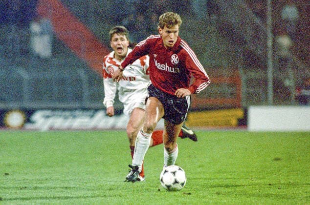 Aus 2. BL in der Saison 19891990 Hannover 96 (Rot) gegen Rot-Weiss Essen 4:1 am 18.11.1989 im Niedersachsenstadion. Im Foto: Am Ball Han96 Spieler Peter Radojewski. *** From 2 BL in the season 19891990 Hannover 96 Red against Rot Weiss Essen 4 1 on 18 11 1989 in the Niedersachsenstadion In the photo On the ball Han96 player Peter Radojewski