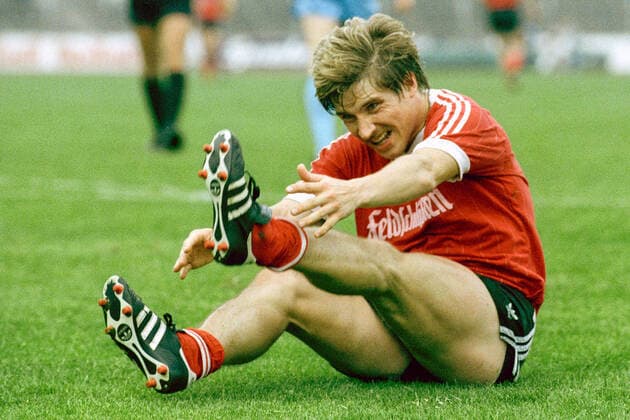 Aus 1.BL Hannover 96 (Rot) gegen den 1. FC Saarbrücken 2:0 am 21.09.1985 im Niedersachsenstadion. Im Foto: Han96 Spieler ist Jürgen Baier. *** From 1 BL Hannover 96 red against 1 FC Saarbrücken 2 0 on 21 09 1985 in the Niedersachsenstadion In the photo Han96 player is Jürgen Baier