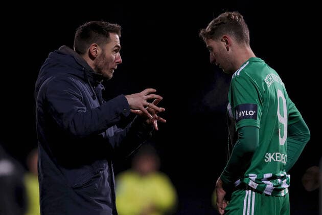 Regionalliga Bayern; 1. FC Schweinfurt 05 - SpVgg Greuther Fuerth II; 23.11.2021 Coaching nach Abpfiff: Tobias Strobl (Cheftrainer, 1. FC Schweinfurt 05) und Meris Skenderovic ( 9, 1. FC Schweinfurt 05), Regionalliga Bayern, 1. FC Schweinfurt 05 - SpVgg Greuther Fuerth II, 23.11.2021, Schweinfurt, Willy-Sachs-Stadion Copyright: xBEAUTIFULxSPORTS JulienxChristx