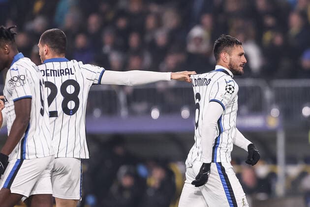 Sport Themen der Woche KW47 Sport Bilder des Tages 23.11.2021, Bern, Wankdorf, UEFA Champions League: BSC Young Boys - Atalanta, 6 Jose Luis Palomino (Atalanta) celebrates his goal for the 1-2 with the team and is hold by 28 Merih Demiral (Atalanta) Bern Wankdorf Bern Switzerland *** 23 11 2021, Bern, Wankdorf, UEFA Champions League BSC Young Boys Atalanta, 6 Jose Luis Palomino Atalanta celebrates his goal for the 1 2 with the team and is held by 28 Merih Demiral Atalanta Bern Wankdorf Bern Switzerland  Copyright: xJustPictures.ch LuigixRizzox