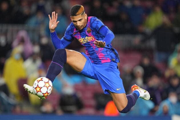 Sport Themen der Woche KW47 Sport Bilder des Tages ESP: Villarreal CF Manchester United, ManU UEFA Champions League Ronald Araujo of FC Barcelona, Barca during the UEFA Champions League match between Villarreal CF and Manchester United played at La Ceramica Stadium on November 23, 2021 in Villarreal, Spain. kpng Copyright: xPRESSINPHOTOx PS_211123_644