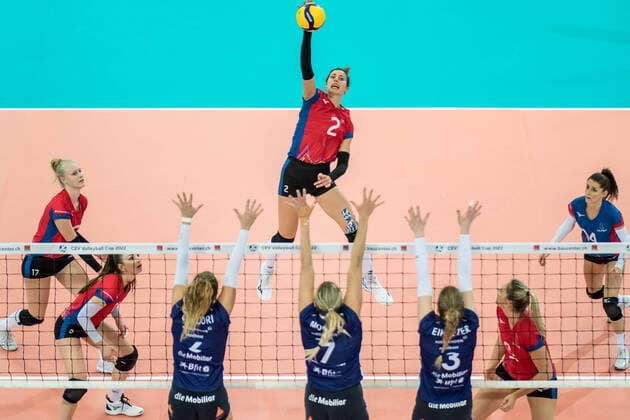 Bilder des Jahres 2021, Sport 11 November Sport Themen der Woche KW47 Sport Bilder des Tages Volleyball CEV Cup TS Volley Duedingen vs PVK Olymp Praha Lucie Kalhousova (PVK Olymp Praha, 2) at the CEV Volleyball Europacup 1 16 round TS Volley Duedingen (SUI) vs PVK Olymp Praha (CZE) on November 23, 2021 in Duedingen *** Volleyball CEV Cup TS Volley Duedingen vs PVK Olymp Praha Lucie Kalhousova PVK Olymp Praha, 2 at the CEV Volleyball European Cup 1 16 round TS Volley Duedingen SUI vs PVK Olymp Praha CZE on November 23, 2021 in Duedingen Copyright: xBEAUTIFULxSPORTS OlafxRellischx