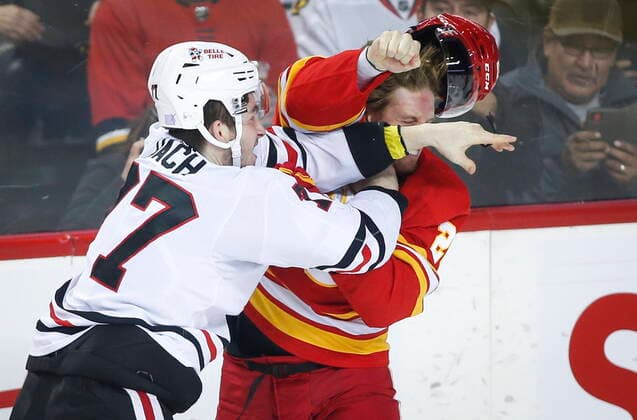 Sport Themen der Woche KW47 Sport Bilder des Tages November 23, 2021, Calgary, ab, Canada: Chicago Blackhawks Kirby Dach, left, fights with Calgary Flames Blake Coleman during first period NHL, Eishockey Herren, USA hockey action in Calgary, Alta., Tuesday, Nov. 23, 2021. Kirby Dach, Blake Coleman  - ZUMAc35_ 20211123_zaf_c35_252 Copyright: xJeffxMcintoshx