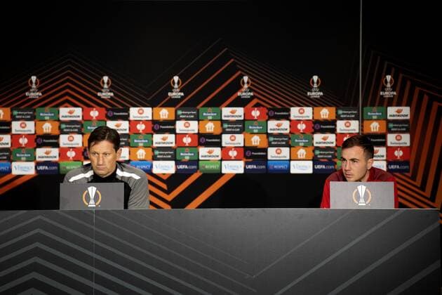 EINDHOVEN - Roger Schmidt and Mario Gotze of PSV during the press conference, PK, Pressekonferenz in the run-up to the UEFA Europa League group match against Sturm Graz. ANP OLAF KRAAK UEFA Europa League 2021 2022 xVIxANPxSportx xxANPxIVx