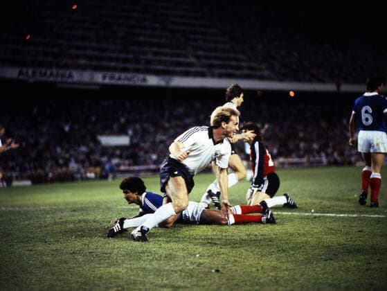 08.07.82 Deutschland - Frankreich Spanien, Sevilla, 08.07.1982, Fussball, FIFA WM 1982 in Spanien, Halbfinale, DFB Deutschland - Frankreich (8:7 n.E.): Karl-Heinz Rummenigge (Deutschland); Jubel Tor 2:3 Rummenigge. *** 08 07 82 Germany France Spain, Sevilla, 08 07 1982, football, FIFA World Cup 1982 in Spain, semi-final, DFB Germany France 8 7 n E Karl Heinz Rummenigge Germany cheering goal 2 3 Rummenigge