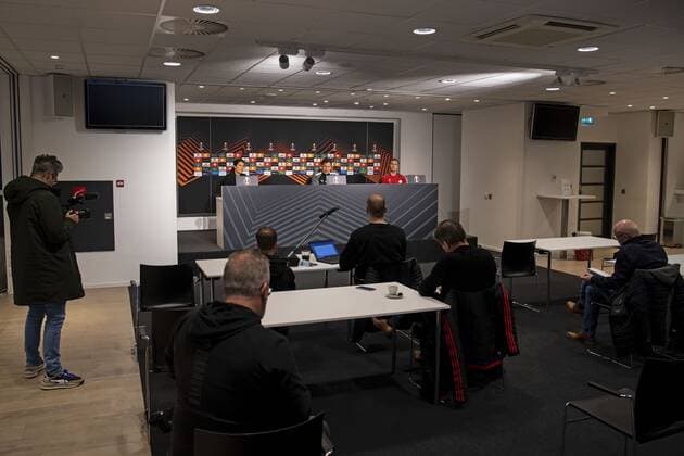 EINDHOVEN - Roger Schmidt and Mario Gotze of PSV during the press conference, PK, Pressekonferenz in the run-up to the UEFA Europa League group match against Sturm Graz. ANP OLAF KRAAK UEFA Europa League 2021 2022 xVIxANPxSportx xxANPxIVx