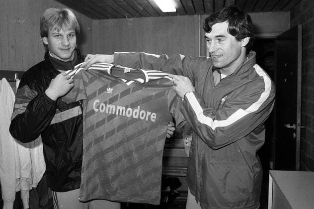 10.12.87 SV Böblingen Sven Scheuer Deutschland, Böblingen, 10.12.1987, Fussball, SV Böblingen: li. Sven Scheuer mit FC Bayern München Trikot. *** 10 12 87 SV Böblingen Sven Scheuer Germany, Böblingen, 10 12 1987, Football, SV Böblingen li Sven Scheuer with FC Bayern Munich shirt