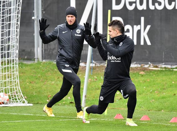 24.11.2021, xjhx, Fussball UEFA Europa League, Eintracht Frankfurt - Training und Pressekonferenz emspor, v.l. Erik Durm (Eintracht Frankfurt), Rafael Borre, Rafael Santos Borre Maury (Eintracht Frankfurt) (DFL DFB REGULATIONS PROHIBIT ANY USE OF PHOTOGRAPHS as IMAGE SEQUENCES and or QUASI-VIDEO) Frankfurt am Main