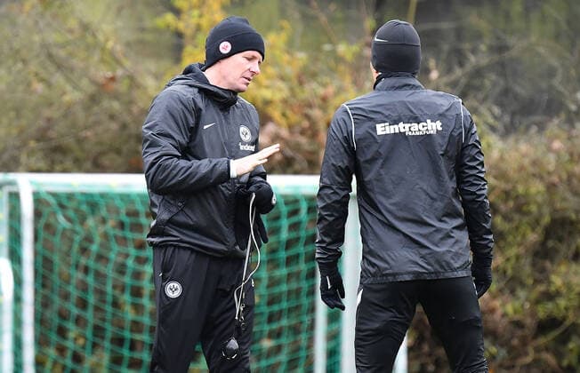 24.11.2021, xjhx, Fussball UEFA Europa League, Eintracht Frankfurt - Training und Pressekonferenz emspor, v.l. Trainer Oliver Glasner (Eintracht Frankfurt) zautz, Makoto Hasebe (Eintracht Frankfurt) (DFL DFB REGULATIONS PROHIBIT ANY USE OF PHOTOGRAPHS as IMAGE SEQUENCES and or QUASI-VIDEO) Frankfurt am Main