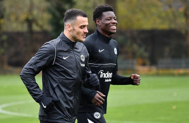 24.11.2021, xjhx, Fussball UEFA Europa League, Eintracht Frankfurt - Training und Pressekonferenz emspor, v.l. Filip Kostic (Eintracht Frankfurt), Ragnar Ache (Eintracht Frankfurt) (DFL DFB REGULATIONS PROHIBIT ANY USE OF PHOTOGRAPHS as IMAGE SEQUENCES and or QUASI-VIDEO) Frankfurt am Main